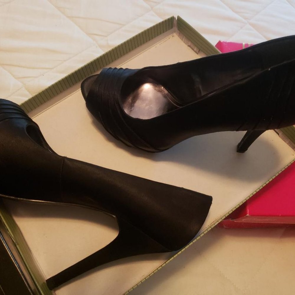 Jacqueline Ferrar - Stunning black heels -size 9.5